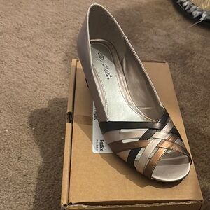 Easy Spirit Gold and Black Heels with Elegant Crisscross Design